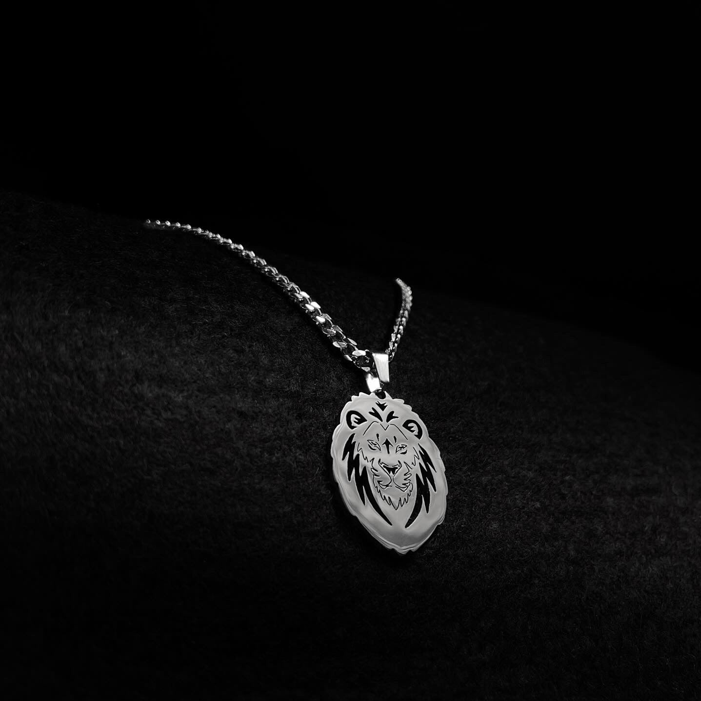 Neck pendant «LION»