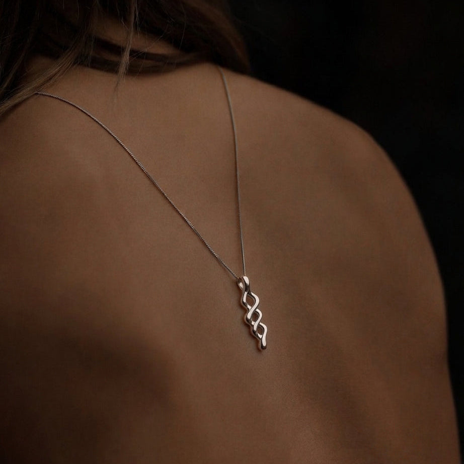 Neck pendant «MEANDER»