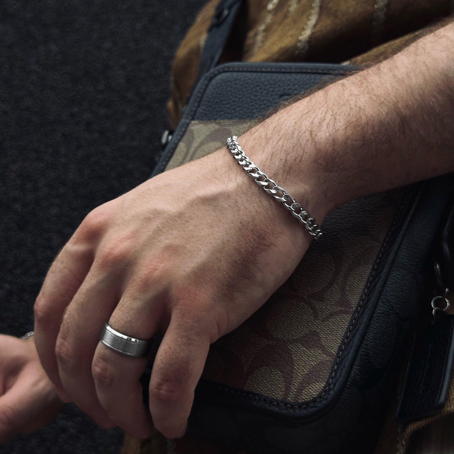 Hand bracelet silver «CARAPACE»