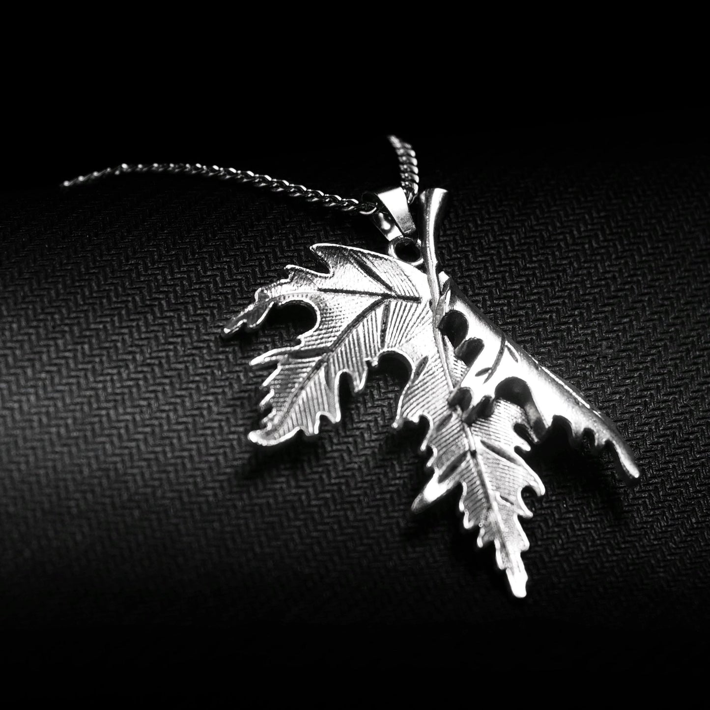 Neck pendant «CANADIAN LEAF»