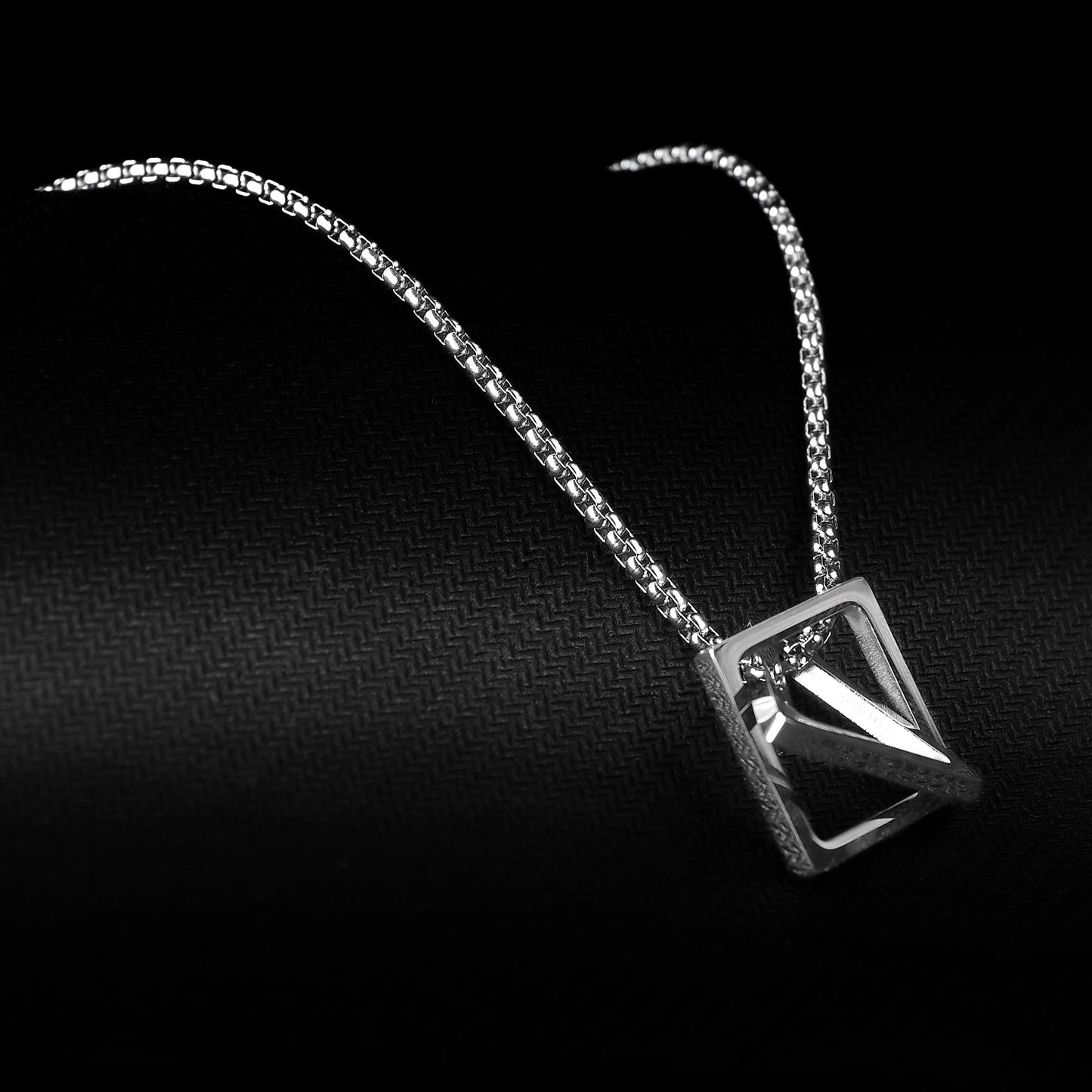 Neck pendant «TRIGON»